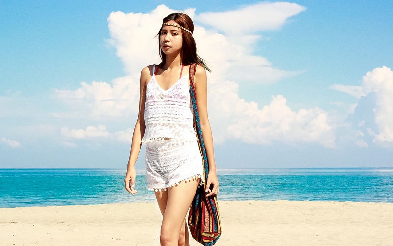 11 Tips Memilih Pakaian Pantai  Wanita yang Sopan dan 