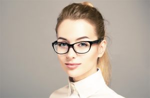 Tips Memilih Frame Kacamata Wanita yang Tepat
