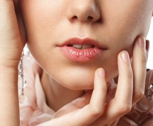 Cara Memakai Lip Cream untuk Bibir Kering